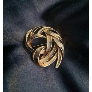 Vintage MONET Signed Gold Tone Leaves Floral Brooch Pin